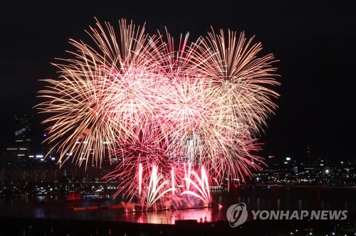 서울 가을 밤하늘 수놓은 화려한 불꽃쇼…100만명 탄성·환호