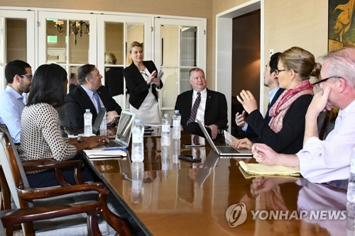 폼페이오 "비건 상대는 최선희"…비건 "빨리 보자 초청장 보내"