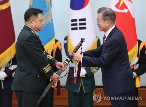 문대통령, 박한기 합참의장 보직신고 받아…삼정검에 수치 수여