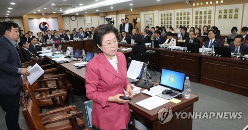 국감 초반전 마친 여야…"자책골 한국당" vs "꼼수 민주당"