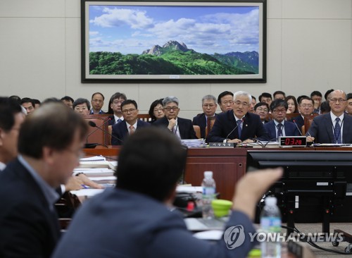 환노위, 최저임금委 편향성 도마…한국 "대통령 원하는 인사만"