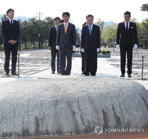 유시민, 노무현재단이사장 취임…"임명공직 안맡고 출마도 안해"