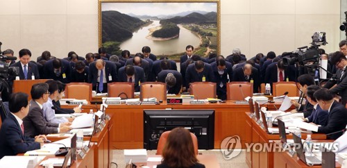 국감 엿새째 공방…'심재철 감사배제 여부·최저임금 인상' 충돌