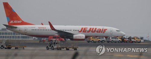 제주공항 착륙 제주항공 여객기 이동중 타이어 터져