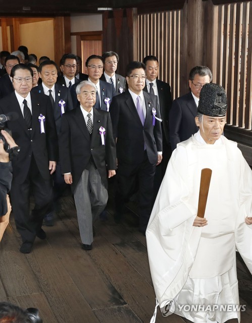 일본 여야 의원, 'A급전범 합사' 야스쿠니신사 집단 참배