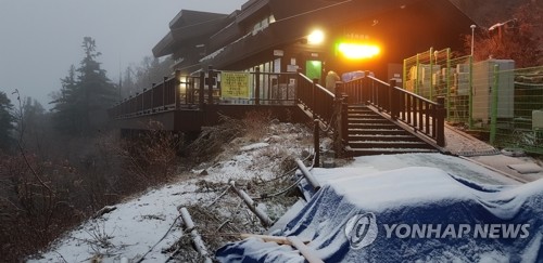 설악산 고지대 7㎝ '첫눈' 설국 장관…작년보다 16일 빨라