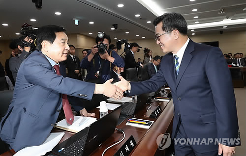 심재철 "굴종하며 버텼다" 공세 vs 김동연 "할말 많지만…" 자제