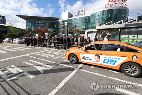 택시업계 "수도권 택시 절반 운행중단…집회 앞두고 점차 늘 것"