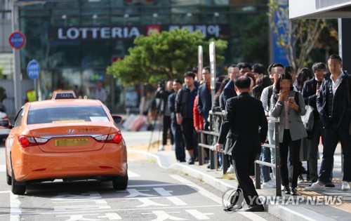 택시 운행중단에 "돈 주고도 못 잡아"…기사 열악한 처우 지적도