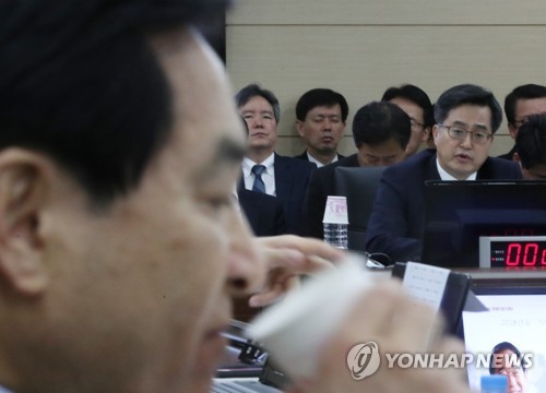 한복·태권도복 입고 질의…서울시 항의방문까지 국감 백태