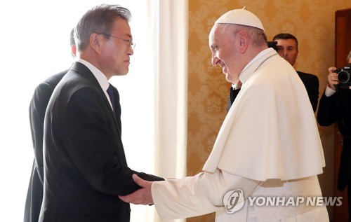 문 대통령 처음 대면한 교황 "만나 뵙게 돼 반갑습니다"