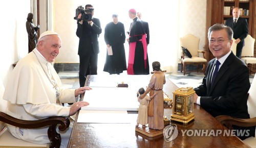 문 대통령 처음 대면한 교황 "만나 뵙게 돼 반갑습니다"