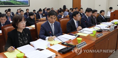 고용세습 의혹에 野 "정부 도덕적 해이" 확전, 민주당은 불끄기