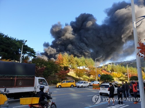 "여성 라커룸서 발화" 대전 체육관 공사장서 화재…11명 부상