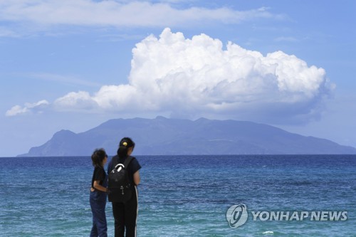 日 남부 가고시마 화산섬 분화…연기 100ｍ 솟아