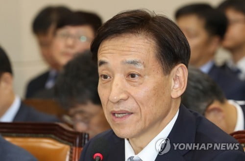 이주열 "경기하방압력 커보여…실물경기 감안해서 금리 결정"