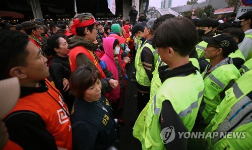 노량진 옛 수산시장 4차 강제집행 또 무산…상인-집행관 '충돌'