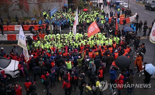 노량진 옛 수산시장 4차 강제집행 또 무산…상인-집행관 '충돌'