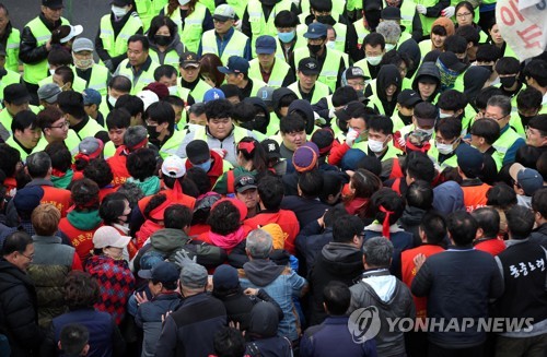 노량진 옛 수산시장 4차 강제집행 또 무산…상인-집행관 '충돌'