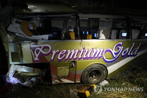 "도로 위 낙하물 피하려다" 고속버스 추락…1명 사망·13명 부상
