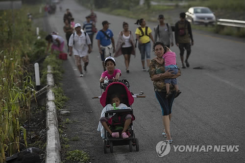 트럼프 출생시민권 폐지 '위헌논란' 쟁점화…"선거용 쇼" 비난도