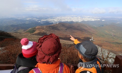 '가을 무르익었네' 울긋불긋 산마다 단풍놀이객 넘실