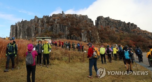 '가을 무르익었네' 울긋불긋 산마다 단풍놀이객 넘실