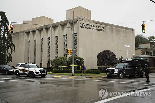 열린 문으로 걸어들어온 美총기난사범…몇분만에 참극 자행