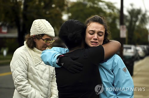 열린 문으로 걸어들어온 美총기난사범…몇분만에 참극 자행