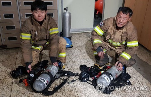 헬멧 녹고 뺨 타들어 가는데…불길 속 3세 아이 구한 소방관들