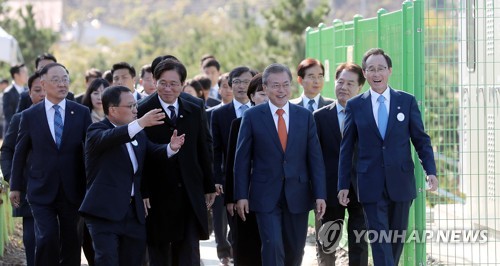 태양광발전 현장 찾은 문대통령 "비 오면 어떻게? 늘 궁금"