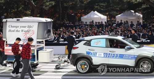 세그웨이 타고 계단 이동도 '척척'…미래차 아이디어 봇물