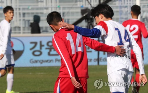 일으키고 다독이고…그라운드 수놓은 남북 축구 꿈나무들의 우정