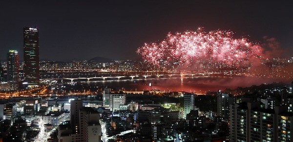 한화와 함께하는 2016서울세계불꽃축제가 서울 여의도 부근 한강에서 열린 8일 아름다운 불꽃이 밤하늘을 수놓고 있다. 연합뉴스