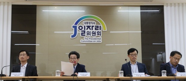 대통령 직속 일자리위원회 이목희 부위원장이 지난 2일 오후 서울 종로구 일자리위원회에서 열린 제8차 일자리위원회 사전 브리핑에서 신산업 일자리 창출 방안을 발표하고 있다.(사진=연합뉴스)