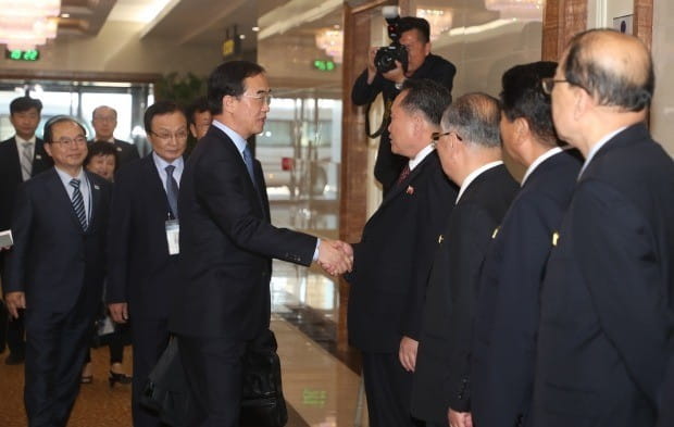 4일 오전 '10.4 선언 11주년 기념 민족통일대회' 참석차 북한을 방문한 조명균 통일부 장관이 평양국제공항에서 환영나온 북측 리선권 조국평화통일위원회 위원장과 인사하고 있다. (사진=연합뉴스)