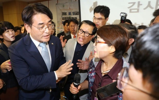 '토론회 반대' 사립유치원 관계자들과 이야기하는 박용진 (사진=연합뉴스)