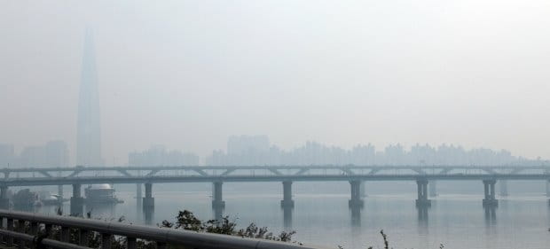 전국 구름 많고 쌀쌀, 낮 최고 21도 '미세먼지 보통'