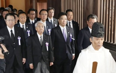 야스쿠니 신사에 공물 보낸 아베…외교부 "깊은 우려와 실망"