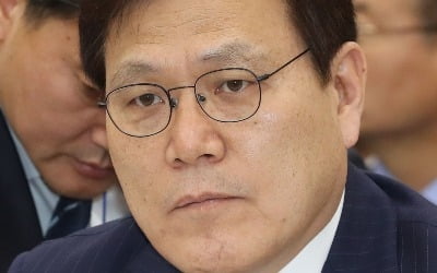 금융위원장 "우리은행에 지배구조 관련 의견 전달할 것…인사 개입은 없다"