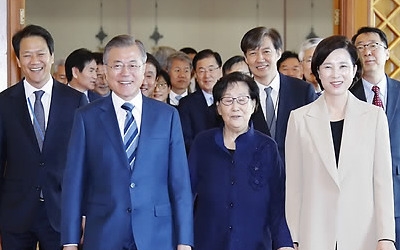 문 대통령, 유은혜 임명 강행…'사회부총리로 중심 잡기'도 주문