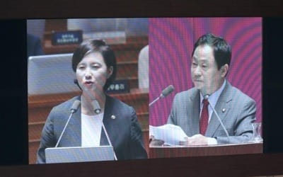 민주 "50대 女부총리가 불편한가"…한국 "유은혜, 협치 장애물"