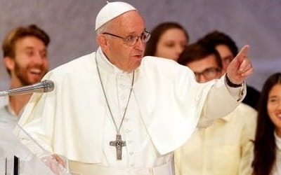 프란치스코 교황, 보행 도중 넘어져…"건강엔 이상 없어"