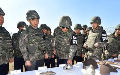 '수통 총알자국' 만진 임종석…DMZ서 지뢰제거 작업 격려