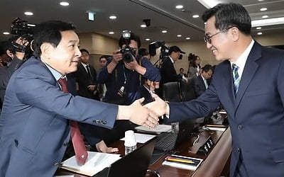 심재철 "굴종하며 버텼다" 공세 vs 김동연 "할말 많지만…" 자제