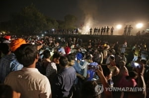 인도서 달리던 열차가 축제 인파 덮쳐…"61명 이상 사망"