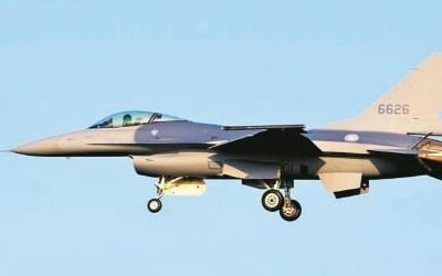 대만 언론 "공군 F-16V 전투기, 중국 젠-20에 대적 가능"