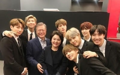 방탄소년단, 52일만에 귀국…팬 환호성 속 금의환향