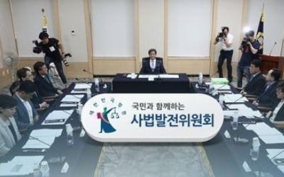 법조종사자 55% '전관예우 실체' 인정…"구속사안도 불구속으로"