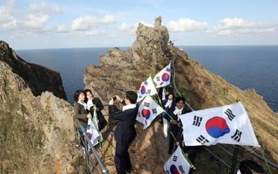 '韓국회의원 독도방문' 트집잡는 日…"한국땅 근거 대라" 도발